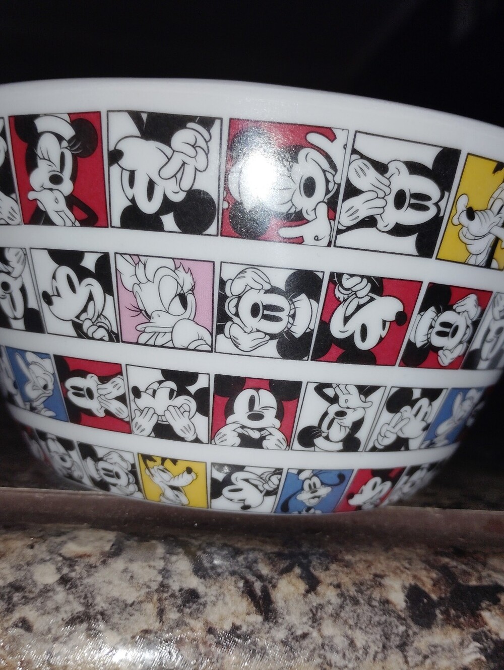 Mickey and Minnie kitchen set includes two bowls and two magnets all brand new - Picture 4 of 6